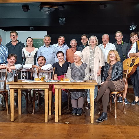 Mitglieder der Volksbühne Aschau auf der Bühne.