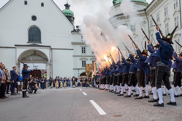 © Land Tirol/Sedlak Landesüblicher Empfang mit Ehrensalve, durchgeführt von der Speckbacher Schützenkompanie Tulfes.