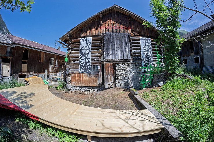 © Udo Frizzi_medienfrische Ein Haus aus Holz ist zu sehen.