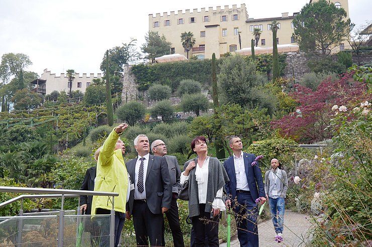 © Landtagsdirektion Tirol/Oswald Die PräsidentInnen und Abgeordneten bekamen am Dienstag eine Führung durch die Gärten von Schloss Trauttmansdorff.