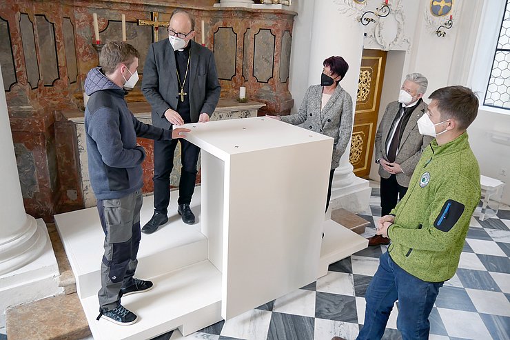 Schüler Markus Wurzrainer (li.) und Fachlehrer Martin Lettenbichler (re.) erläutern Bischof Hermann Glettler (2.v.li.), LTPin Sonja Ledl-Rossmann und Schuldirektor Christian Margreiter (2.v.re.) die Besonderheiten des neuen Volksaltars.