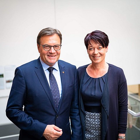 LH Günther Platter und LTPin Sonja Ledl-Rossmann freuen sich über die zahlreichen Aktionen und Veranstaltungen rund um den Tag der Herzlichkeit.