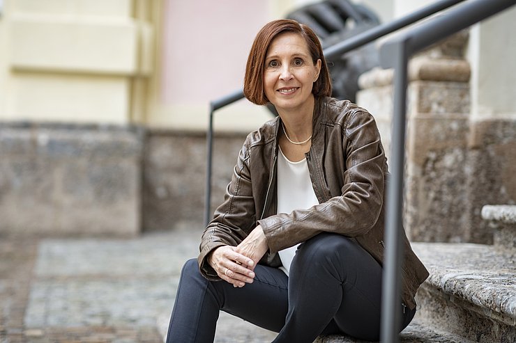 © Land Tirol/Berger Porträt LRin Fischer, sitzend