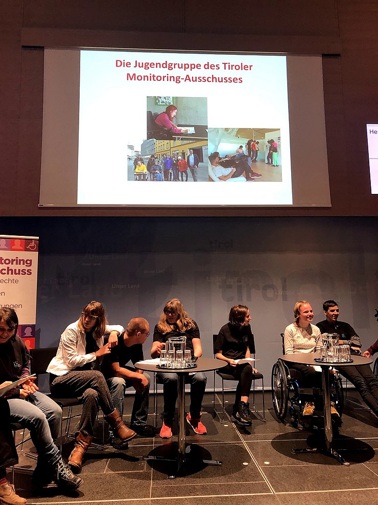 © Land Tirol/Wahl Oben: Präsentation "Die Jugendgruppe des Tiroler Monitoring-Ausschusses"; Unten: Mitglieder des Kinder- und Jugendprojektes