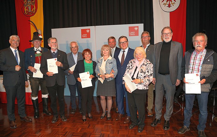 © Land Tirol/Frischauf-Bild Gratulation an die ausgezeichneten Ehrenamtlichen der Stadt Hall von Michael Kirchmair (BH von Innsbruck-Land), LH Günther Platter (Mitte) und Christian Margreiter (Bgm von Hall, 2. v. re.).
