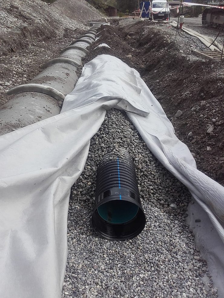 Parallel zur Transportleitung wird eine Drainagerohr DN300 verlegt.