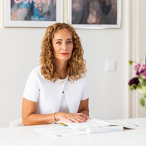 Porträtfoto - sitzt an Tisch