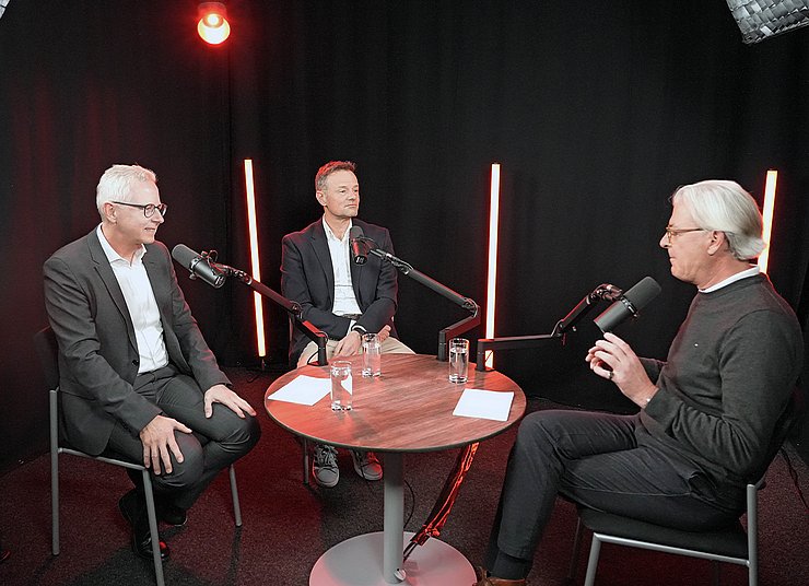 © Land Tirol/Dominik (v.li.): Bernhard Knapp, Vorstand der Abteilung Verkehrs- und Seilbahnrecht, und Christian Molzer, Landesbaudirektor, im Podcast-Gespräch mit Dénes Széchényi.
