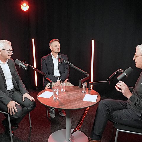 (v.li.): Bernhard Knapp, Vorstand der Abteilung Verkehrs- und Seilbahnrecht, und Christian Molzer, Landesbaudirektor, im Podcast-Gespräch mit Dénes Széchényi.