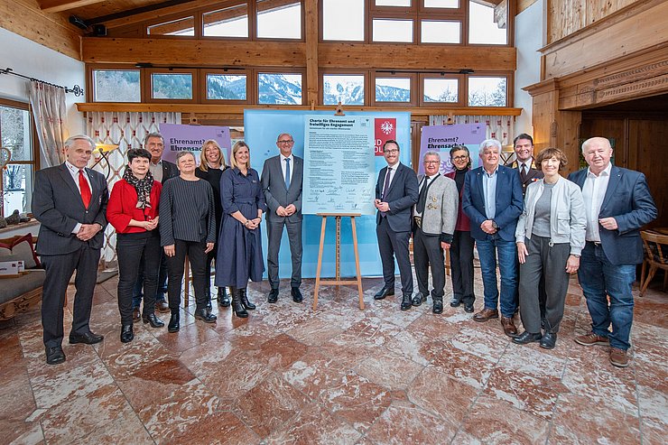© Land Tirol/Jovanovic LH Anton Mattle und LHStv Philip Wohlgemuth mit VertreterInnen der Gemeinden, Vereinen, Verbände und Initiativen - gemeinsamen setzten sie mit ihrer Unterschrift ein Zeichen der Zusammenarbeit und für die Förderung des Ehrenamts und des freiwilligen Engagements.