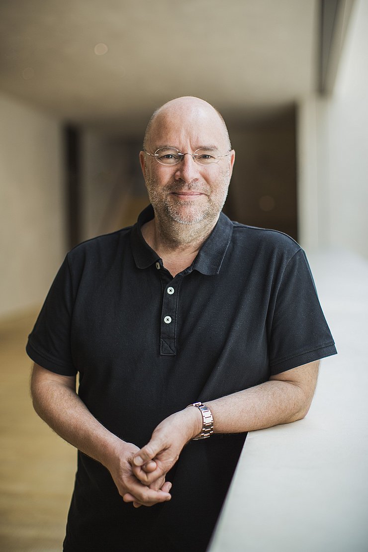 © vorarlberg museum/Darko Todorovic Portraitfoto des neuen Geschäftsführers der Tiroler Landesmuseen neben einem Fenster mit weißer Fensterbank