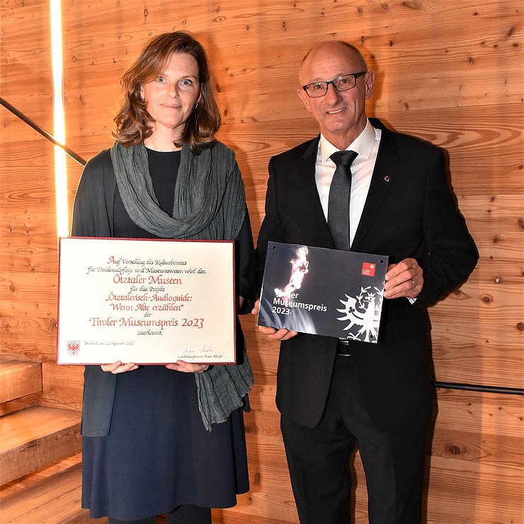 © Land Tirol/Sidon Landeshauptmann Anton Mattle überreicht den Museumspreis an die Museumsleiterin Edith Hessenberger.