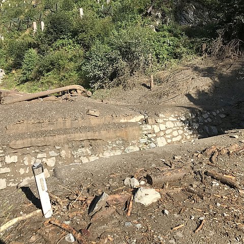 Die Platschbachbrücke auf der L 300 Sankt-Justina-Straße wurde im Sommer von einer Mure zerstört und wird neu gebaut.
