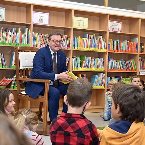 LH Günther Platter las in der Volksschule Zams vor. 
