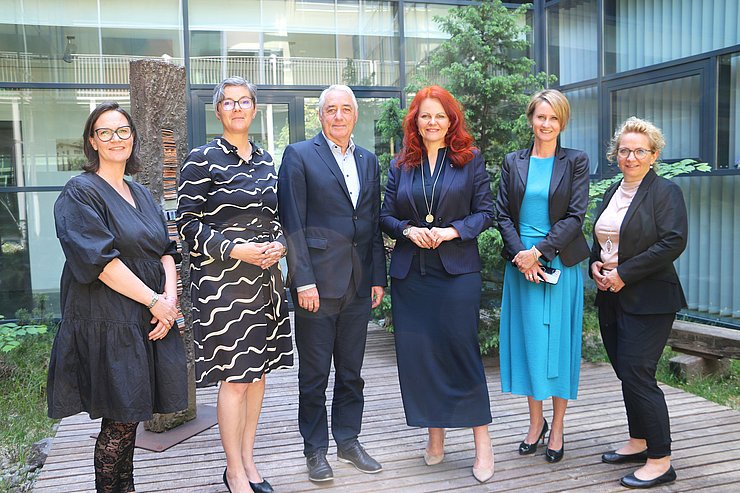 Gruppenfoto Innenhof Bezirkshauptmannschaft Reutte