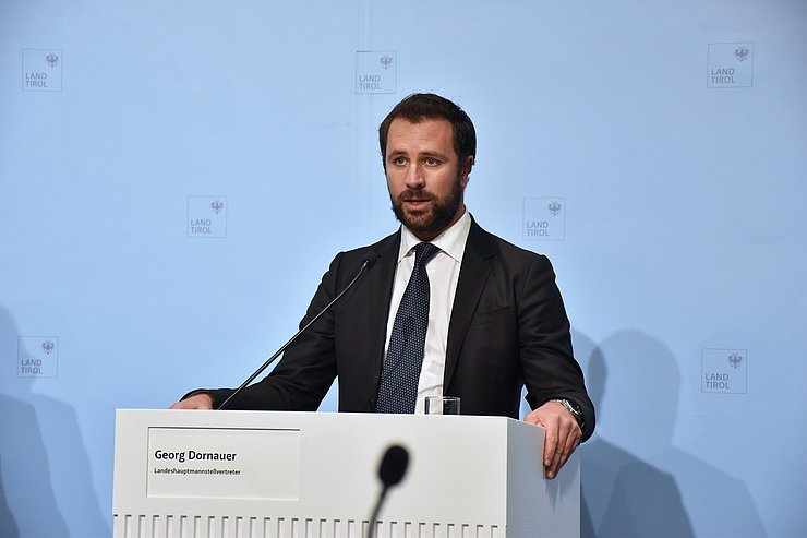 Potrait Dornauer bei Pressekonferenz 