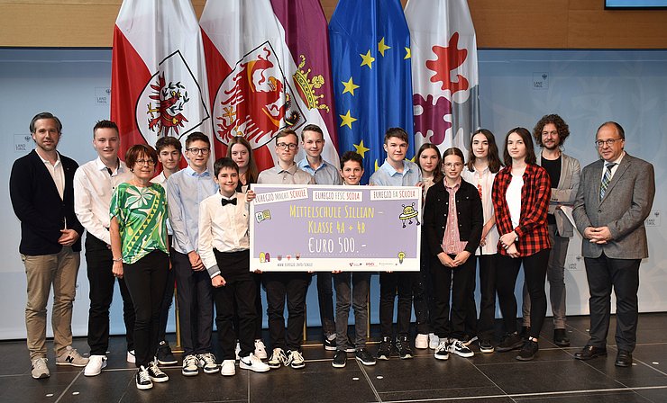 © Land Tirol/Dorfmann Gruppenfoto Klasse mit Scheck