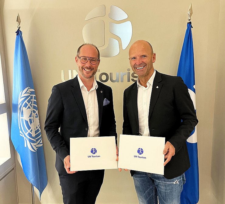 © Land Tirol zwei Personen mit Urkunde in der Hand