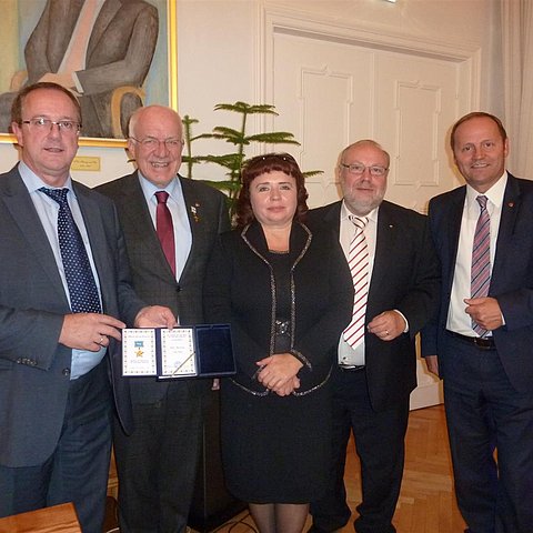 BU: v.l. Josef Siegele, Herwig van Staa, Nina Karpachova, EOI-Präsident Dieter Burgard, LH-Stv Josef Geisler