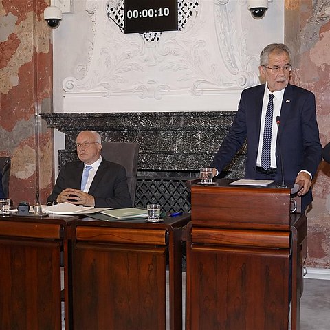 v.l. LH Platter, LTP van Staa, Bundespräsident Van der Bellen und Gebärdendolmetscherin vor dem Plenum