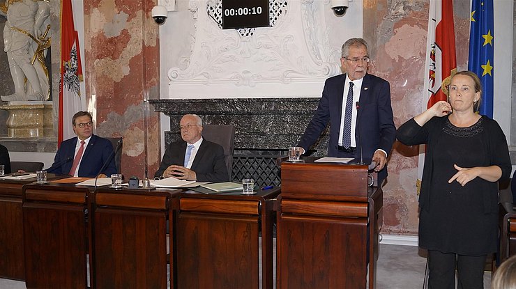 v.l. LH Platter, LTP van Staa, Bundespräsident Van der Bellen und Gebärdendolmetscherin vor dem Plenum