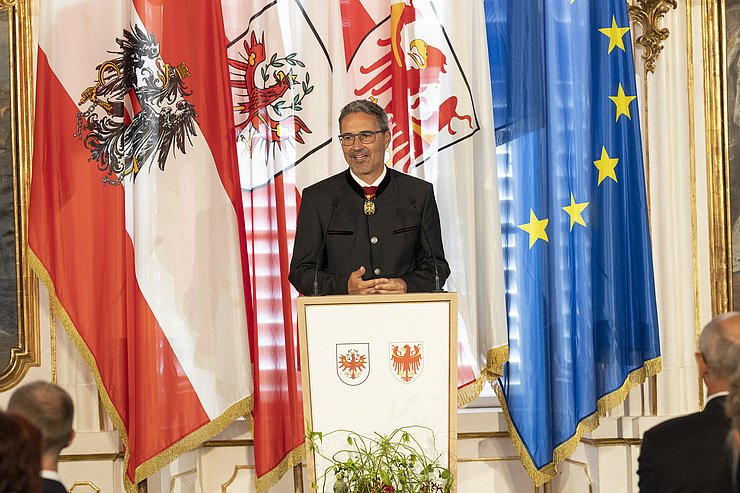 © Land Tirol/Die Fotografen LH Kompatscher bei der Ansprache am Rednerpult