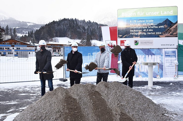 © Land Tirol/Huldschiner v.li.: Landesbaudirektor Christian Molzer, Bgm Christian Tschugg, LH Günther Platter und Thomas Bodner, GF des ausführenden Unternehmens
