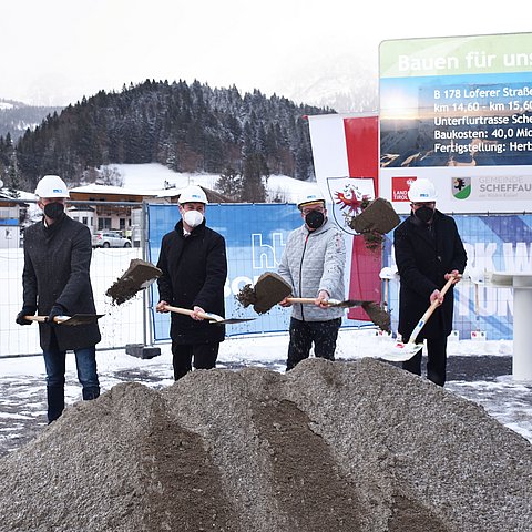 v.li.: Landesbaudirektor Christian Molzer, Bgm Christian Tschugg, LH Günther Platter und Thomas Bodner, GF des ausführenden Unternehmens