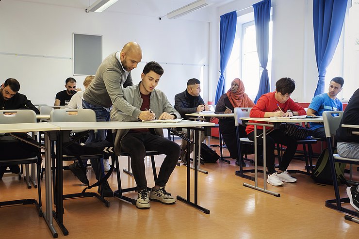 © TSD/Verena Kathrein Eine Klasse mit Flüchtlingen lernt Deutsch.