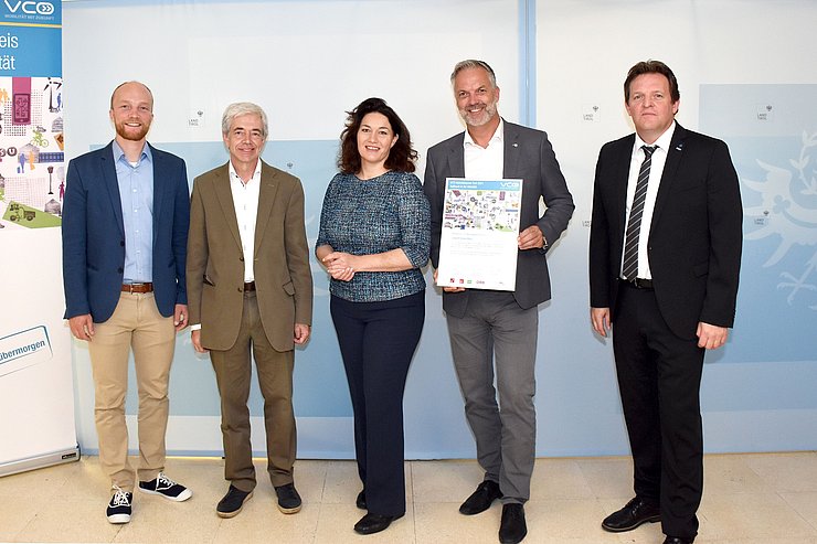 © Land Tirol/Pölzl Foto mit Vertretern von "Stubai Mobil"