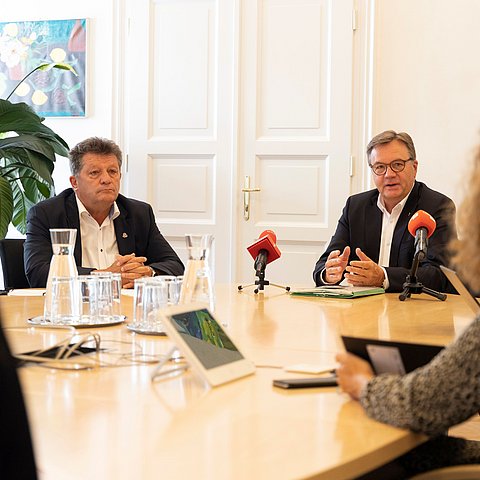 LH Günther Platter und Gemeindeverbands-Präsident Ernst Schöpf wollen mit einem niederschwelligen Impfangebot die Impfquote in Tirol steigern. 