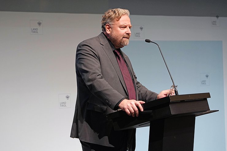 © Land Tirol/Dorfmann Rupnow am Redepult