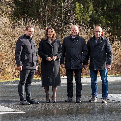 Gruppenfoto bei der neuen Querungshilfe