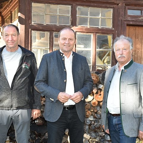 LHStv Josef Geisler mit den Almverantwortlichen Robert Hueber von der Spisser Schafberg Alm (li.) und Alfons Falch (re.) von der Verwall Alm.  