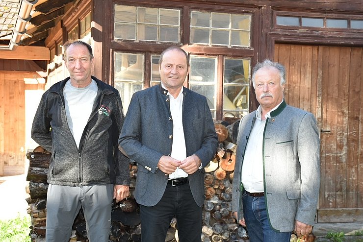 LHStv Josef Geisler mit den Almverantwortlichen Robert Hueber von der Spisser Schafberg Alm (li.) und Alfons Falch (re.) von der Verwall Alm.  