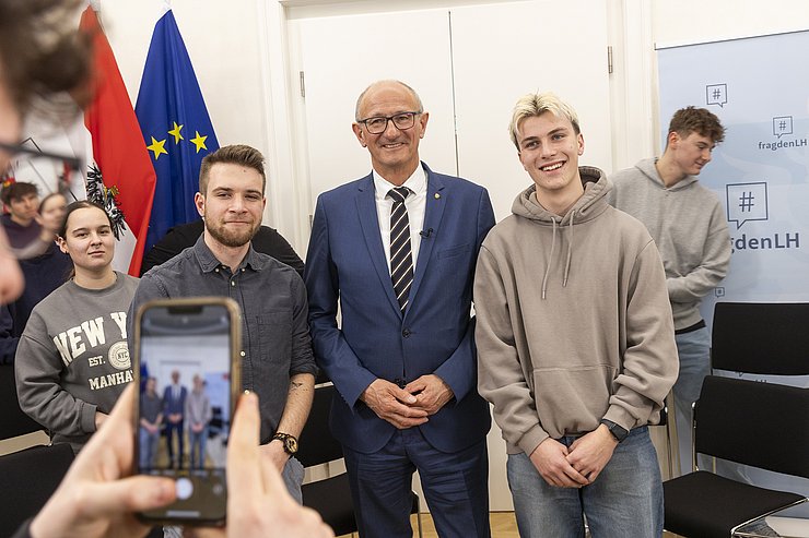 © Land Tirol/Die Fotografen Ein Schüler macht ein Foto mit seinem Handy.