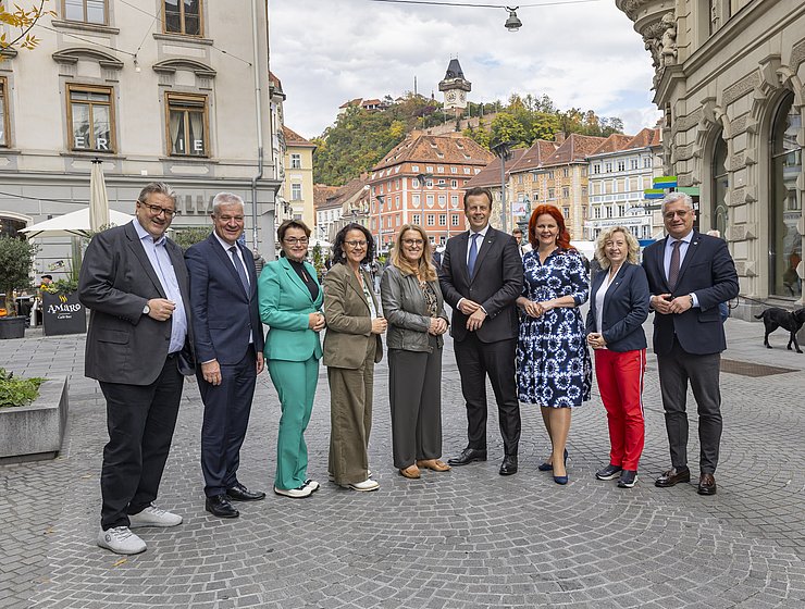 © Foto Fischer Österreichs GesundheitsreferentInnen tagten in Graz (v. l.): Stadtrat Peter Hacker (Wien), LR Anton Kasser (Niederösterreich), LRin Beate Prettner (Kärnten), LRin Daniela Gutschi (Salzburg), Staatssekretärin Ulrike Königsberger-Ludwig, LR Karlheinz Kornhäusl (Steiermark), LRin Cornelia Hagele (Tirol), LRin Christiane Teschl-Hofmeister (Niederösterreich), LR Martin Antauer (Niederösterreich).