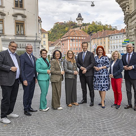 Österreichs GesundheitsreferentInnen tagten in Graz (v. l.): Stadtrat Peter Hacker (Wien), LR Anton Kasser (Niederösterreich), LRin Beate Prettner (Kärnten), LRin Daniela Gutschi (Salzburg), Staatssekretärin Ulrike Königsberger-Ludwig, LR Karlheinz Kornhäusl (Steiermark), LRin Cornelia Hagele (Tirol), LRin Christiane Teschl-Hofmeister (Niederösterreich), LR Martin Antauer (Niederösterreich).