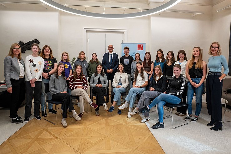 Ein Gruppenbild einer Schulklasse ist zu sehen.