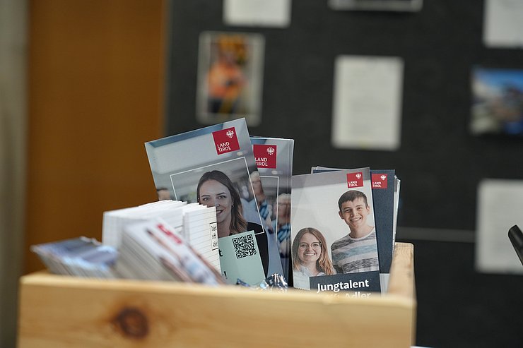 Flyer in einer Holzbox