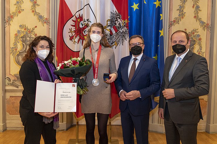 © Land Tirol/Die Fotografen v.l. LHStvin Ingrid Felipe, Rodlerin Madeleine Egle, LH Günther Platter und Sportlandesrat LHStv Josef Geisler