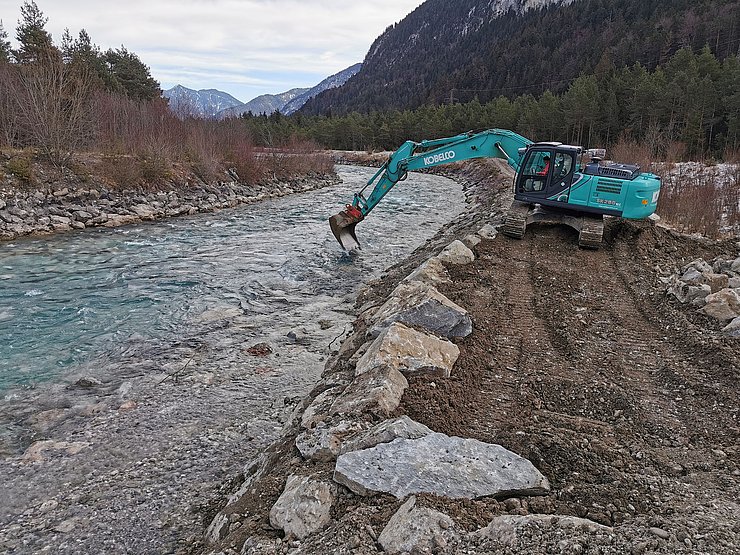 © Land Tirol/Reiter Die schadhafte Uferverbauung wird saniert.