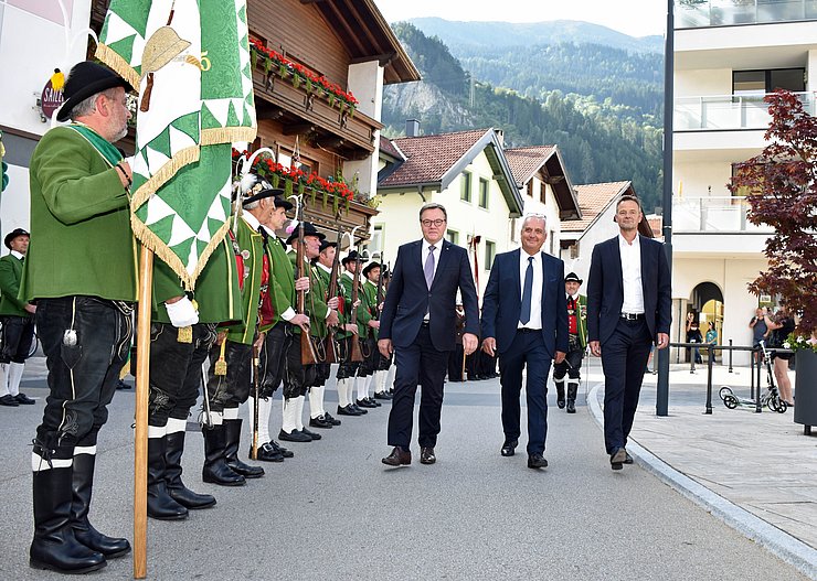Landesüblicher Empfang in Prutz mit LH Platter, Bgm Kofler und Christian Molzer (Vorstand Abteilung Landesstraßen und Radwege). 