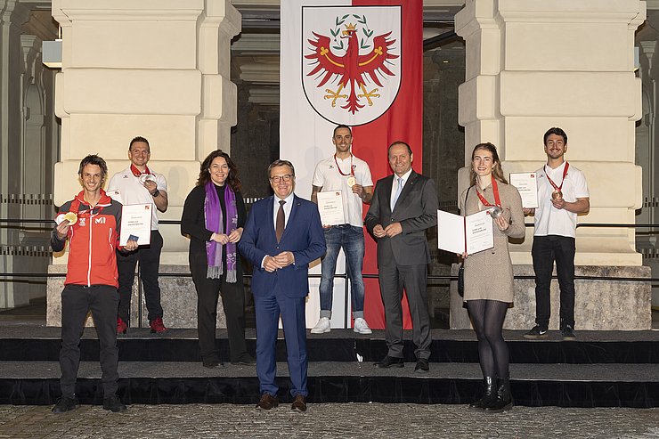© Land Tirol/Die Fotografen Das Land Tirol ehrt die MedaillengewinnerInnen von Peking. V.l. Manuel Fettner, Wolfgang Kindl, LHStvin Ingrid Felipe, LH Günther Platter, Lukas Greiderer, LHStv Josef Geisler, Madeleine Egle und Lorenz Koller.