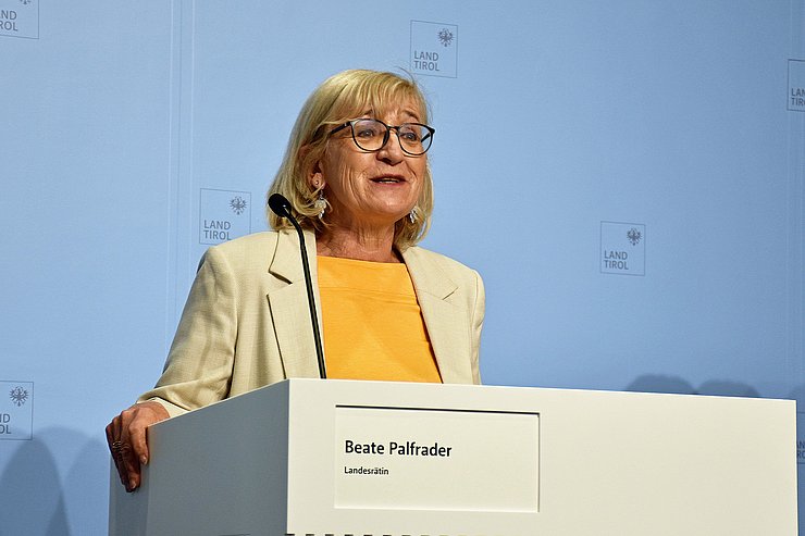 © Land Tirol/Krepper Palfrader am Rednerpult