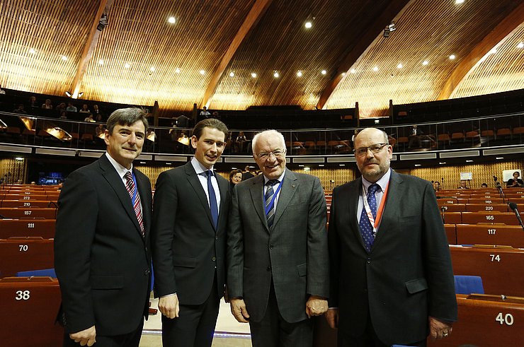 v.l. Generalsekretär des Kongresses Andreas Kiefer, Außenminister Sebastian Kurz, Kongresspräsident Herwig van Staa