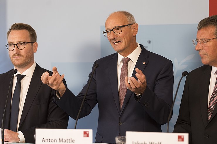 Ein Mann ist beim Sprechen.