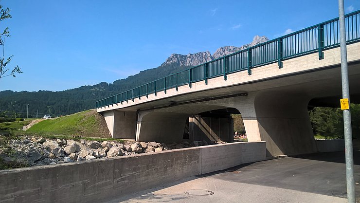 Bruecke mit Uferschutzmauern