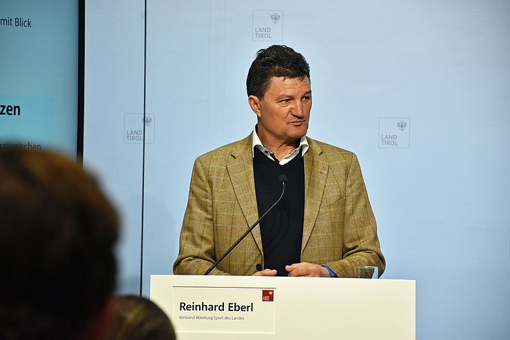 © Land Tirol/Brandhuber Portrait Eberl bei PK redend