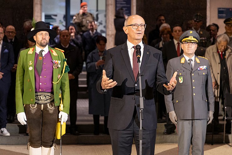 © Land Tirol/Die Fotografen LH Anton Mattle bei seiner Festansprache am Landhausplatz.